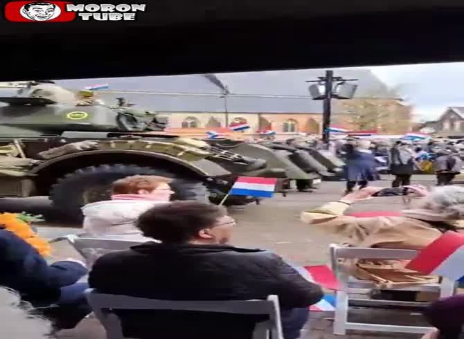 Video :Three ladies are struck by a heavy structure during a military parade